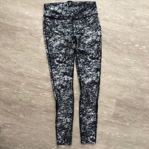 Black and white under armor leggings